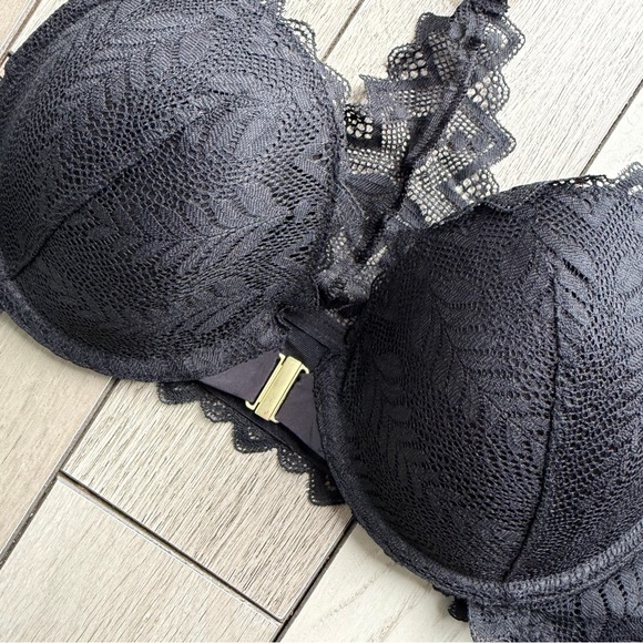 Etam black lace bra with adjustable straps and hook closure. - Picture 3 of 6